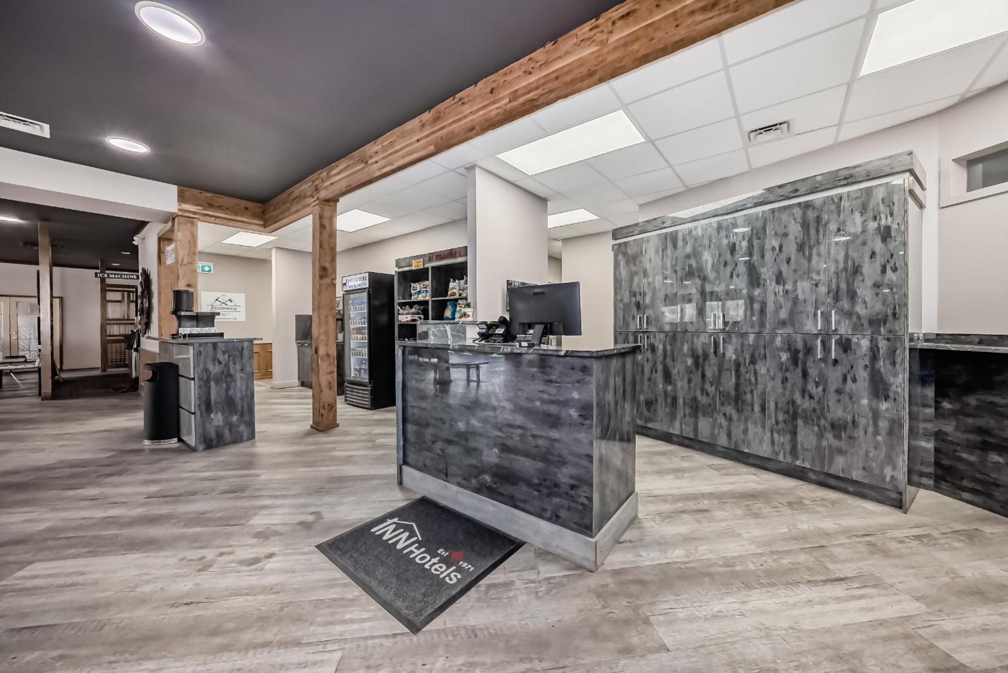 Invermere Inn & Suites Exterior photo